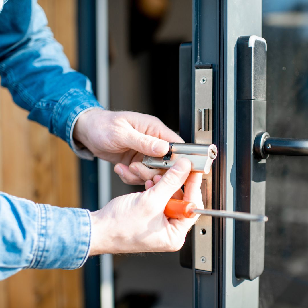 repairing commercial door lock